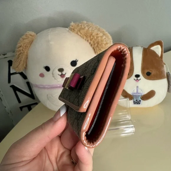 Gucci Key Holder with Pink bow and Orange Interior - Picture 5 of 10